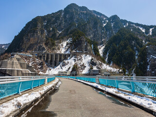 まだ雪が残る黒部ダムの4月