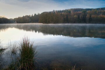 Fototapeta premium Nebeldunst auf dem Stausee am Morgen