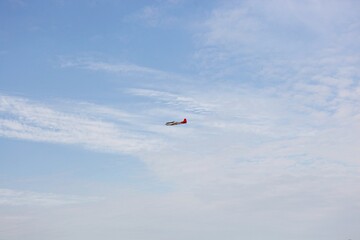 Fototapeta na wymiar 모형비행기동호회회원들이비행하는모습입니다