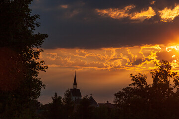Obraz premium Sonenuntergang über Warnstdt im Harz