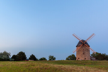 Fototapeta na wymiar Teufelsmühle Windmühle Warnstedt Thale im Sonnenuntergang