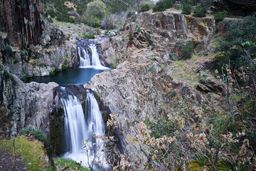 Cascada del aljibe en Guadalajara con rocas 