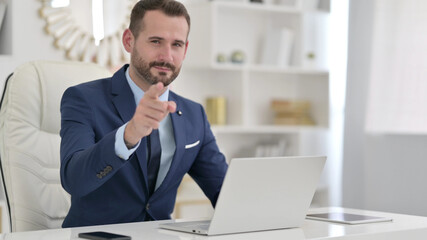 Naklejka premium Businessman Pointing with Finger at Camera