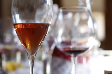 primo piano di due bicchieri da vino