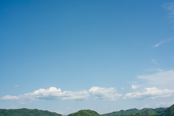 里山と空