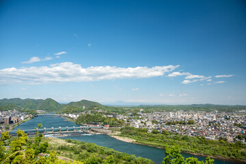 Fototapeta na wymiar 木曽川を挟んだ犬山城付近の青空バックの景色