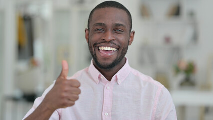 Obraz premium Portrait of Appreciative African Man showing Thumbs Up 