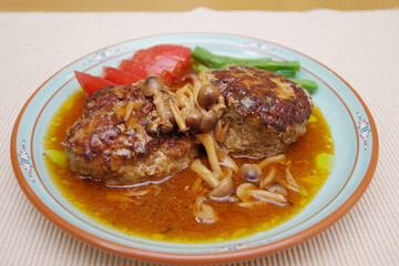 ソースで煮込んだハンバーグ