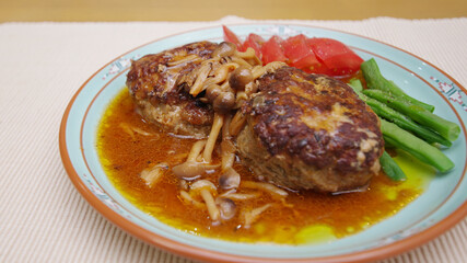 ソースで煮込んだハンバーグ