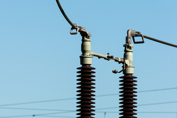 Langstabisolatoren vor blauem Himmel