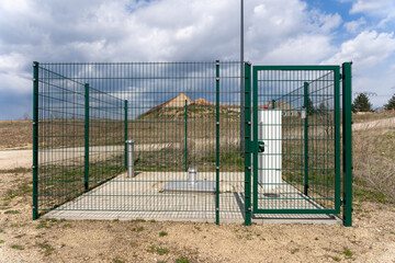 Gr&uuml;ner Zaun um Elektrokasten