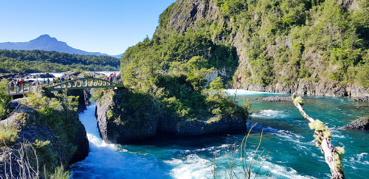 Paisaje de r&iacute;o con islote en centro 