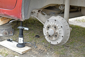 Mounting the wheel at the red car