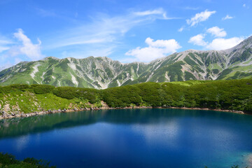 中部山岳国立公園。室堂平・ミクリガ池より立山を望む。立山、富山、日本。8月下旬。