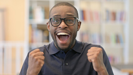 Obraz premium Portrait of Ambitious Young African Man Celebrating Success