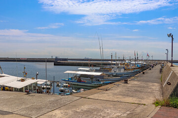 Fototapeta na wymiar 漁船が停泊する昼間の漁港