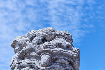 青空と白いシーサー／沖縄県与那原町