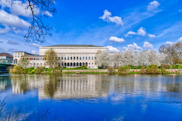 Obraz premium Theatergebäude an der Ruhr in Mülheim Ruhr