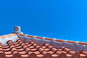 青い空と赤瓦の屋根／沖縄県与那原町