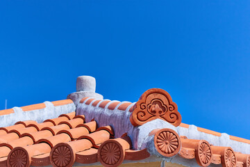 青い空と赤瓦の屋根／沖縄県与那原町