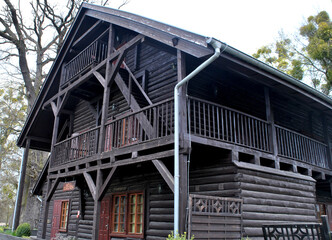 Zdjęcie architektury przedstawiające stary drewniany dom w stylu wiktoriańskim