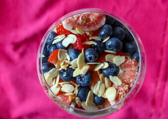 Obstsalat im Glas auf Joghurt