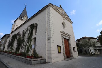 Fototapeta na wymiar L'église catholique Saint Germain, vue de l'extérieur, ville de Vénissieux, département du Rhône, France