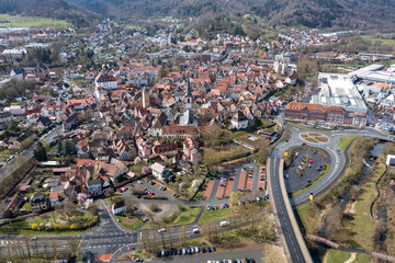 Obraz premium Blick von oben über Lohr am Main und die Berge des Spessart, Main-Spessart, Bayern, Deutschland