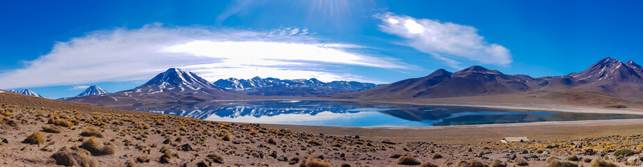 Laguna de espejo con fondo de montaña nevada