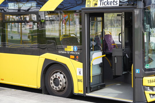 Teilaufnahme BVG Solaris Urbino 12 electric Elektrobus in Berlin am 25.04.2021