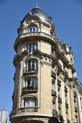 Fototapeta na wymiar Immeuble haussmannien à tourelle à Paris, France