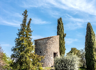 Fototapeta na wymiar Ancien moulin à vent à Carros près de Nice dans le Sud de la France