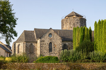 Fototapeta na wymiar L'église d'Arches (Cantal) et son clocher-donjon
