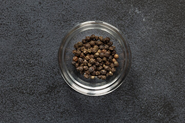 Fototapeta na wymiar Black papper corn spice in bowl on dark background