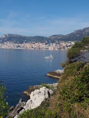 Fototapeta na wymiar un yatch dans une anse avec vue sur Monaco - Côte d'Azur