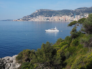 Fototapeta na wymiar yatch et vue sur Monaco - Côte d'Azur