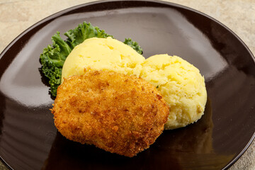 Crispy chicken cutlet with mashed potato