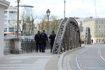 Trzech polskich policjantów na patrolu w miecie.  © FotoDax