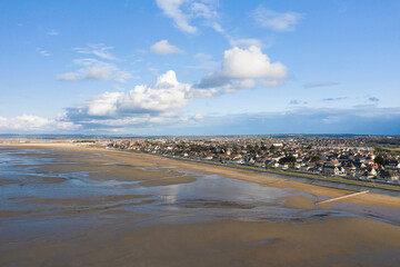 Fototapeta na wymiar La vue générale de la plage de Sword beach à Ouistreham au matin au lever du Soleil en France, en Normandie, dans le Calvados, au bord de la Manche.