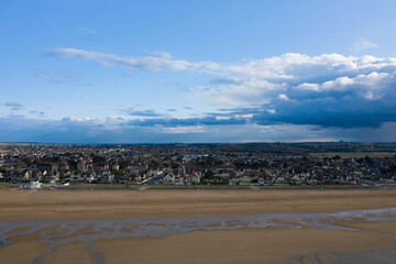 La plage de Sword beach à Ouistreham au matin au lever du Soleil vue de face en France, en...
