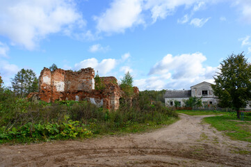 Fototapeta na wymiar Ruines of the main house of the estate 