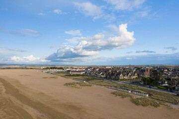 La plage de Sword beach à Ouistreham au matin au lever du Soleil en France, en Normandie, dans le Calvados, au bord de la Manche.