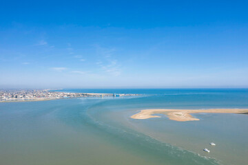 La baie de l'Orne et son banc de sable à Ouistreham en France, en Normandie, dans le Calvados, au bord de la Manche sous le Soleil.