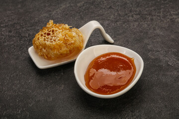 Natural honey in the bowl