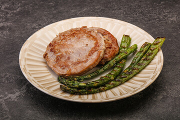 Grilled tuna steak with asparagus