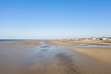 L'immense plage de Gold beach à Asnelles en France, en Normandie, dans le Calvados, au bord de la Manche.