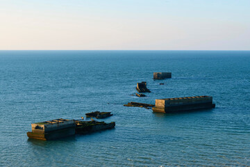 Le port artificiel de Arromanches au milieu de la mer de la Manche en France, en Normandie, dans le...