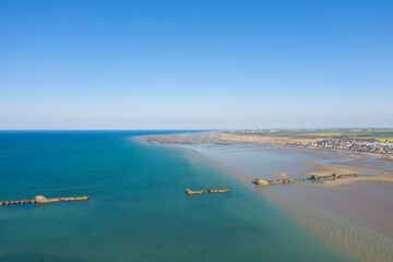 Le port artificiel de Arromanches les bains au niveau de Asnelles en France, en Normandie, dans le Calvados, au bord de la Manche.