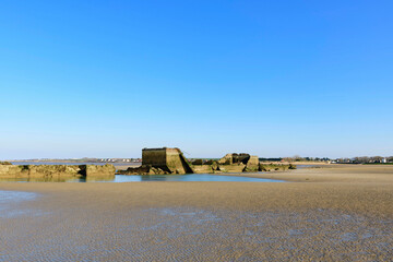 Une partie des éléments flottant du port artificiel de Arromanches les bains au niveau de...