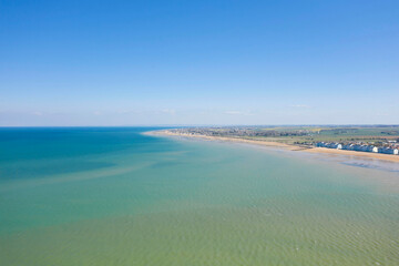 La plage de Juno beach à Courseulles-sur-Mer en France, en Normandie, dans le Calvados, au bord de la Manche sous le Soleil.